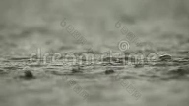 <strong>水面</strong>下大<strong>雨</strong>.. 斯马尔湖就在城市的尽头。 倾盆大<strong>雨</strong>。 慢速视频